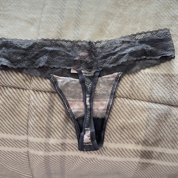 VS thong size S NWOT - Picture 3 of 3